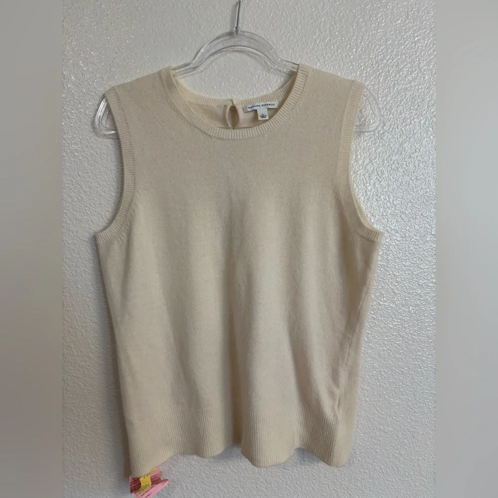 BANANA REPUBLIC Lambs Wool Cashmere blend Vest in Cream